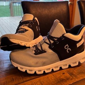 Men’s 9.5 ON shoes